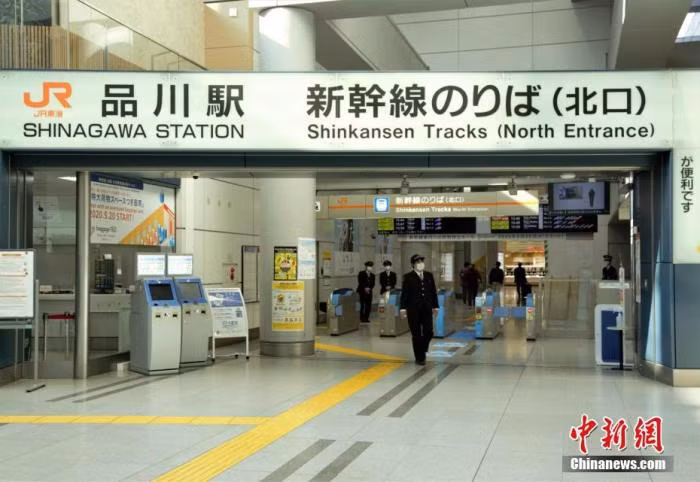 Do dịch bệnh COVID-19, nhà ga tàu Shinkansen ở Tokyo rất vắng khách (Ảnh: CNS).