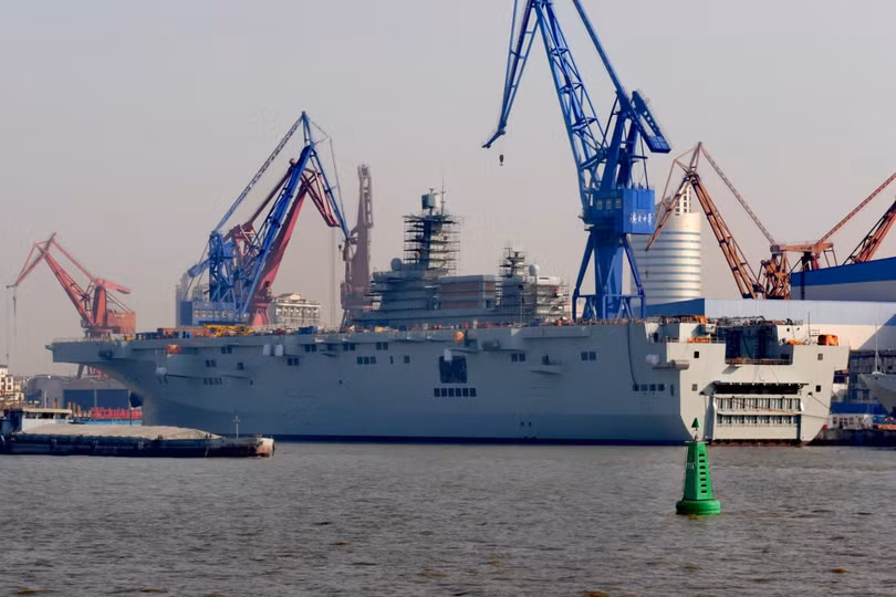 Chiếc Type 075 trước khi bị cháy (Ảnh: Đa Chiều).