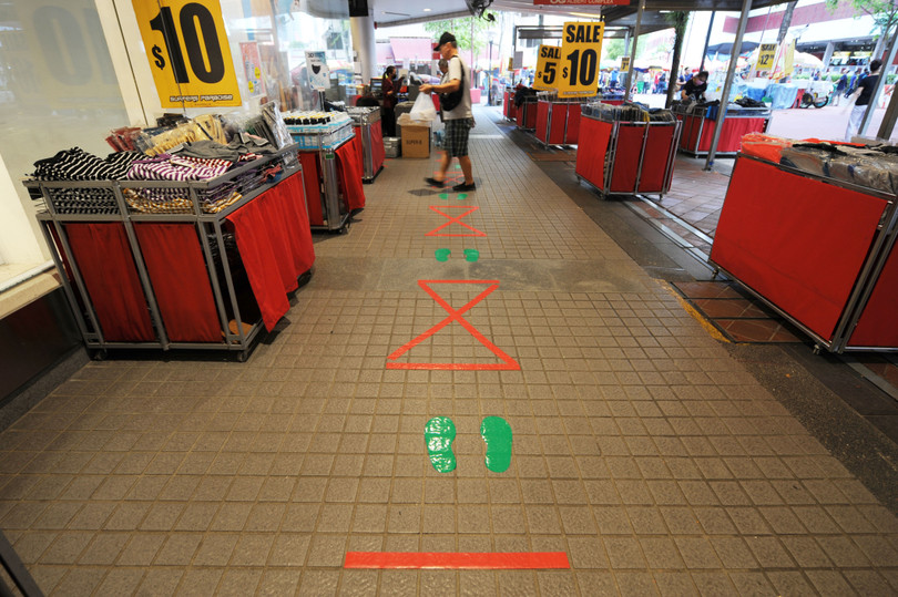 Kẻ ô để thực hiện gián cách xã hội trong trung tâm thương mại ở Singapore (Ảnh: Tân Hoa xã).