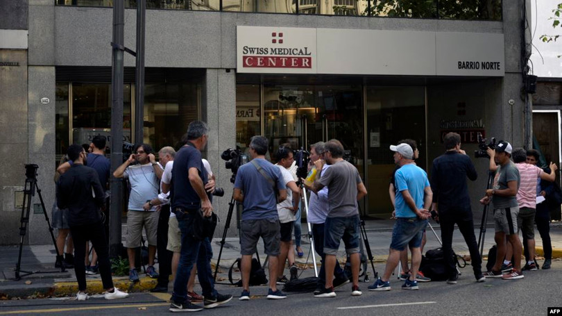 Người dân xếp hàng xét nghiệm virus tại một cơ sở y tế ở Buenos Aires (Ảnh: AFP).