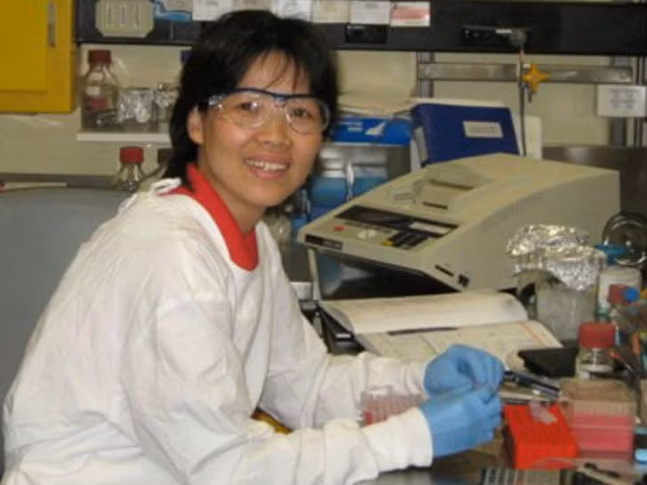 Bà Thạch Chính Lợi đang nghiên cứu (Ảnh: bkmedia).