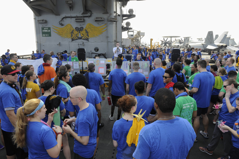 Thủy thủ trên tàu USS Theodore Roosevelt tham gia hoạt động giao lưu với khách tham quan (Ảnh: US Navy). Thủy thủ trên tàu USS Theodore Roosevelt tham gia hoạt động giao lưu với khách tham quan (Ảnh: US Navy).