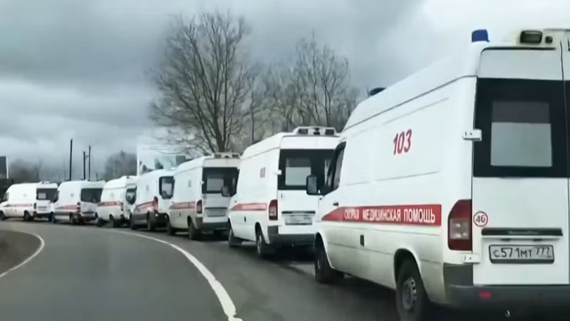 Người bị bệnh quá nhiều, xe cấp cứu phải xếp hàng đợi nhiều giờ mới đến lượt đưa bệnh nhân nhập viện (Ảnh: CCTV). Người bị bệnh quá nhiều, xe cấp cứu phải xếp hàng đợi nhiều giờ mới đến lượt đưa bệnh nhân nhập viện (Ảnh: CCTV).