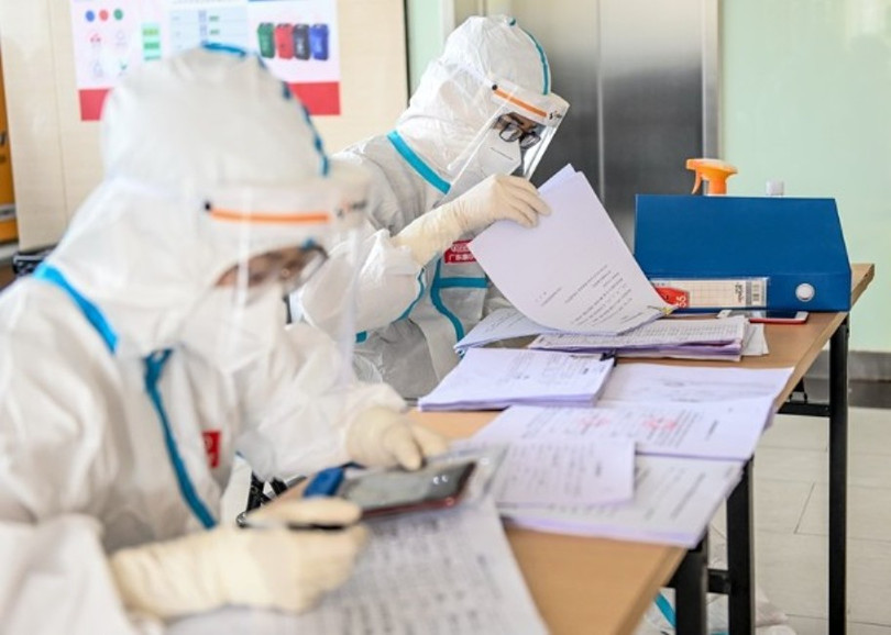 Nhân viên cửa khẩu chỉnh lý hồ sơ người nhập cảnh (Ảnh: DF).