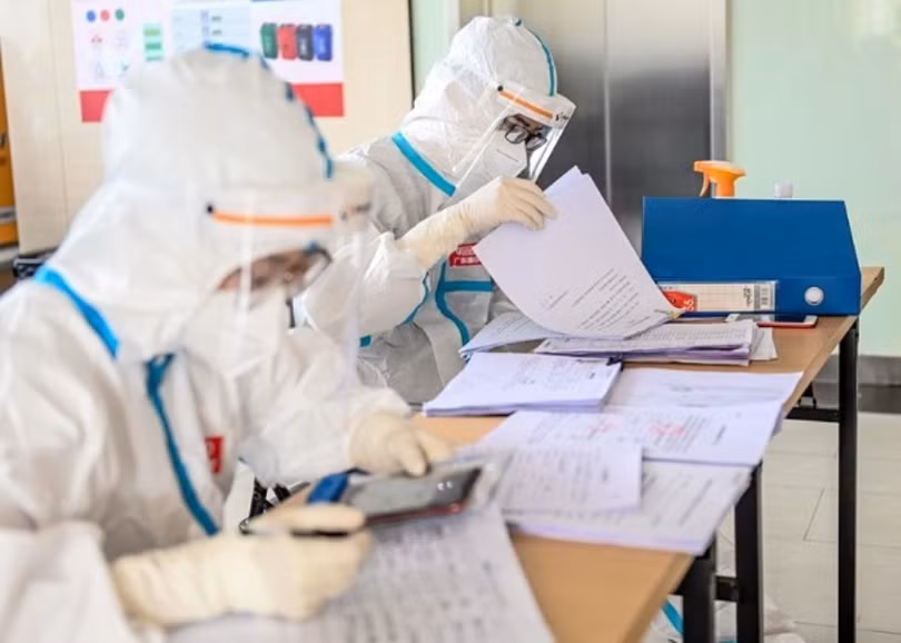 Nhân viên cửa khẩu chỉnh lý hồ sơ người nhập cảnh (Ảnh: DF). Nhân viên cửa khẩu chỉnh lý hồ sơ người nhập cảnh (Ảnh: DF).