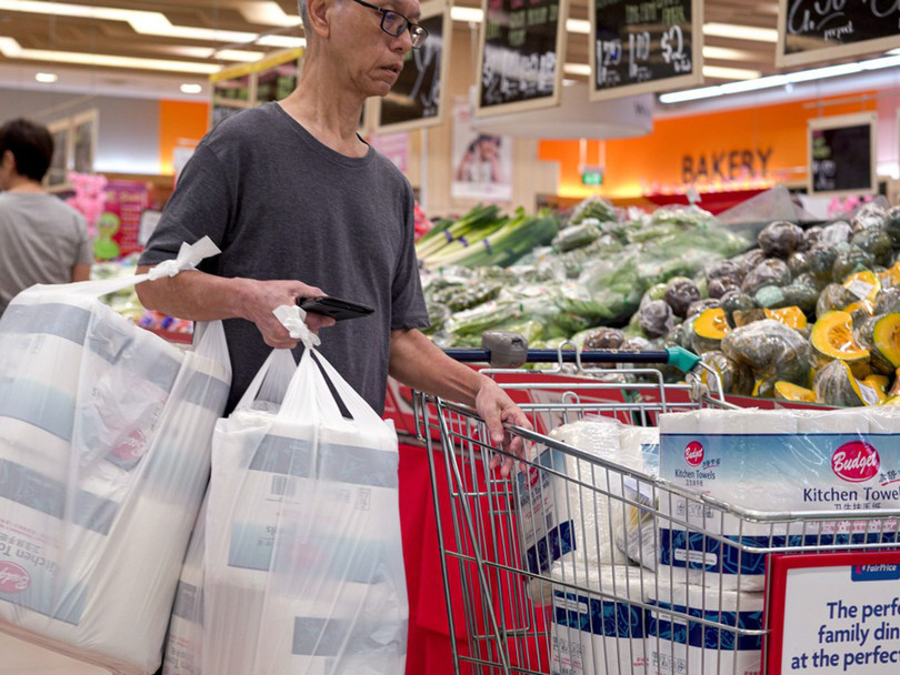 Đầu tháng 2, Singapore xảy ra đợt dân chúng mua tích trữ hàng (Ảnh: Getty). Đầu tháng 2, Singapore xảy ra đợt dân chúng mua tích trữ hàng (Ảnh: Getty).