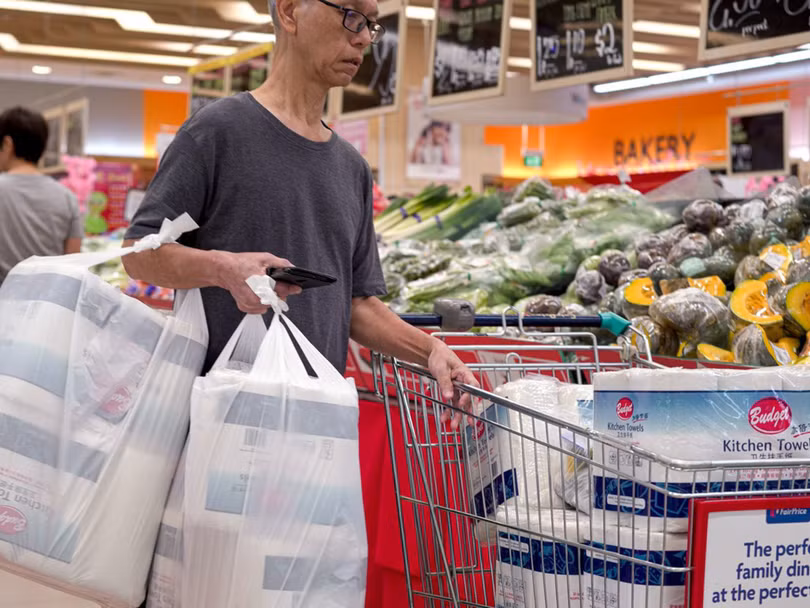 Đầu tháng 2, Singapore xảy ra đợt dân chúng mua tích trữ hàng (Ảnh: Getty). Đầu tháng 2, Singapore xảy ra đợt dân chúng mua tích trữ hàng (Ảnh: Getty).