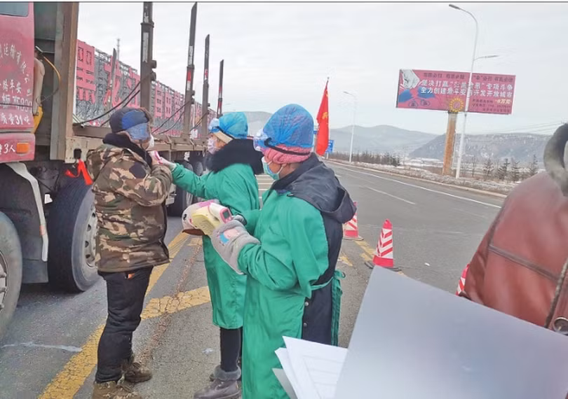 Kiểm tra thân nhiệt người trên đường phố Tuy Phần Hà (Ảnh: hlj.gov).