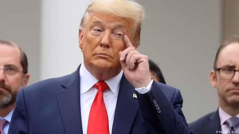 Tổng thống Donald Trump bị phê phán đã đóng cửa quá chậm khiến dịch bệnh lây lan mạnh (Ảnh: Reuters).