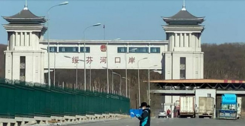 Trung Quốc bất ngờ đóng cửa cổng dành cho khách du lịch ở cửa khẩu Tuy Phần Hà để ngăn chặn người Trung Quốc từ Nga về nước tránh dịch, gây tranh cãi (Ảnh: 6park).