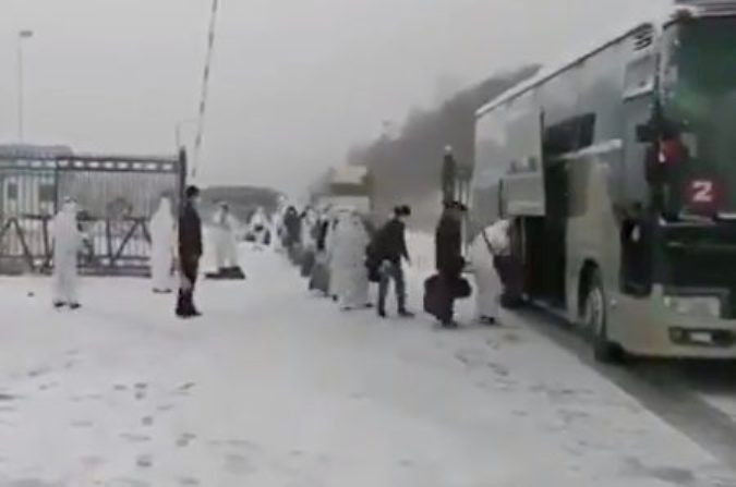 Người Trung Quốc ở Nga tự ý tìm đường ra biên giới với Trung Quốc để về nước tránh dịch (Ảnh: Heilongjiang Daily).