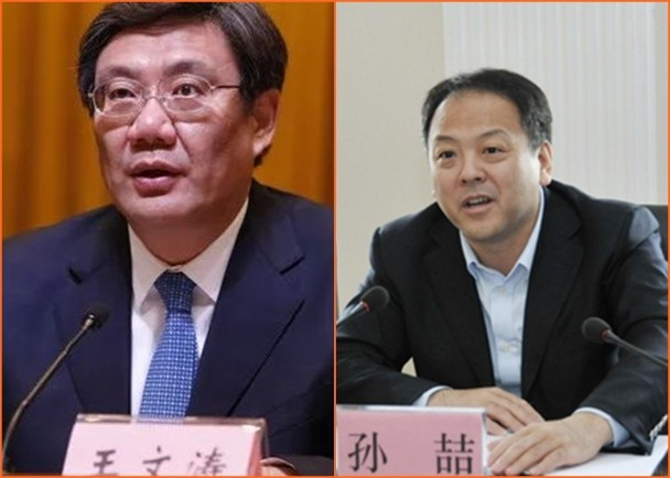 Tỉnh trưởng Hắc Long Giang Vương Văn Đào (trái) hôm 15/4 đã phê phán Thị trưởng Cáp Nhĩ Tân Tôn Ca (phải) vì để xảy ra các vụ lây nhiễm tập thể (Ảnh: DF).