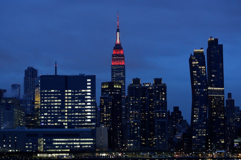 Tòa nhà Empire State ở New York ngày 31/3 bật đèn để vinh danh các nhân viên y tế (Ảnh: AP). Tòa nhà Empire State ở New York ngày 31/3 bật đèn để vinh danh các nhân viên y tế (Ảnh: AP).