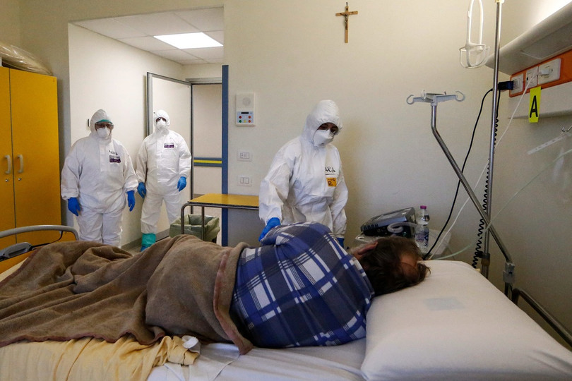 Một nhân viên y tế chăm sóc một bệnh nhân trong Khoa hô hấp của Bệnh viện San Filibonelli ở Rome vào ngày 2/4 (Ảnh: AP).