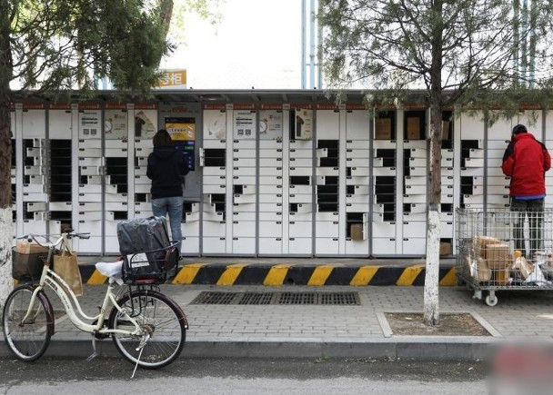 Các nhân viên chuyển phát giao hàng gián tiếp cho người đặt mua (Ảnh: DF)