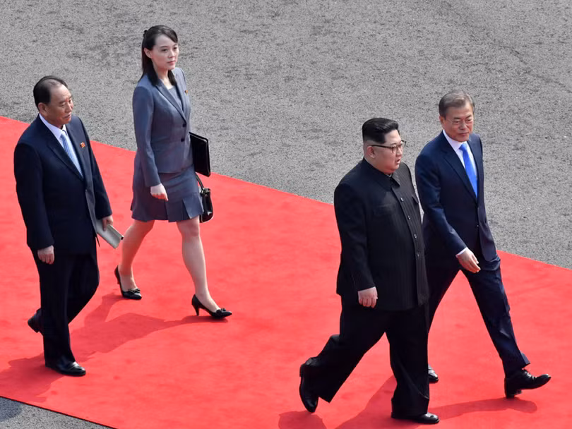 Ông Kim Jong-un và em gái Kim Yo-jong tham dự cuộc gặp gỡ liên Triều tại Panmonjom tháng 4/2018 (Ảnh: Reuters).
