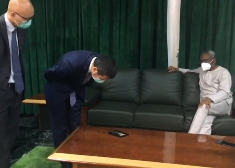 Đại sứ Trung Quốc tại Nigeria xem đoạn video ghi cảnh tranh cãi giữa nhân viên Lãnh sự quán nước này tại Quảng Châu và nhân viên công vụ Trung Quốc (Ảnh: Đông Phương).