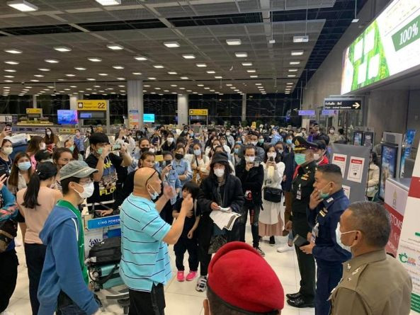 Tình hình lộn xộn ở sân bay quốc tế Bangkok sáng sớm 4/4 (Ảnh: Guancha).