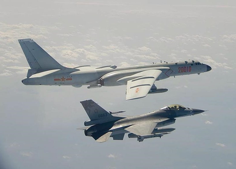 Máy bay chiến đấu F-16 của Đài Loan (dưới) bay giám sát máy bay ném bom H-6 của Trung Quốc (Ảnh: DF). Máy bay chiến đấu F-16 của Đài Loan (dưới) bay giám sát máy bay ném bom H-6 của Trung Quốc (Ảnh: DF).