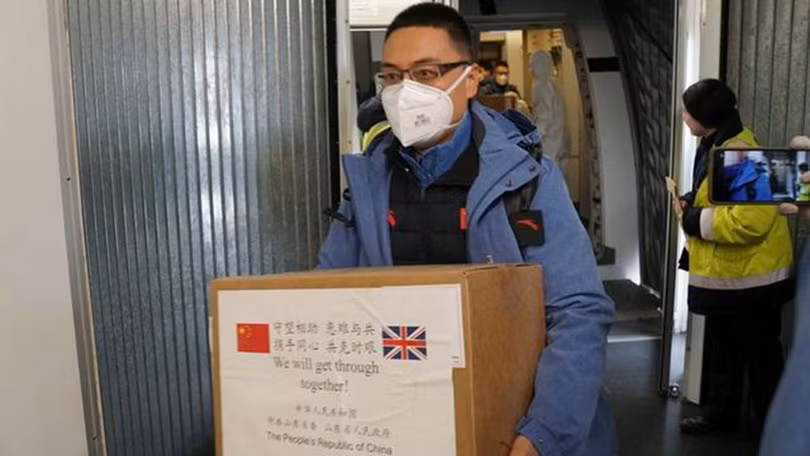 Các thày thuốc Trung Quốc mang theo vật tư y tế tới Anh (Ảnh: Sina). Các thày thuốc Trung Quốc mang theo vật tư y tế tới Anh (Ảnh: Sina).
