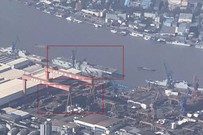 Hiện Trung Quốc đã hạ thủy 1 chiếc và đang đóng 1 chiếc Type 075 khác ở Nhà máy Trung Hoa, Hộ Đông (Ảnh: Đa Chiều).