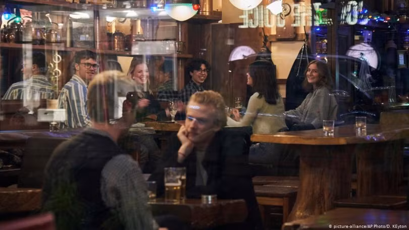 Các quán bar ở Stockholm vẫn mở cửa đón khách bình thường như không có gì xảy ra (Ảnh: Getty).