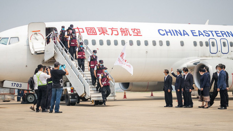 Sau khi kiểm soát được dịch trong nước, Trung Quốc đã cử các đoàn công tác tới hỗ trợ các nước nhưng bị cho rằng lợi dụng chống dịch để tuyên truyền (Ảnh: Đa Chiều).