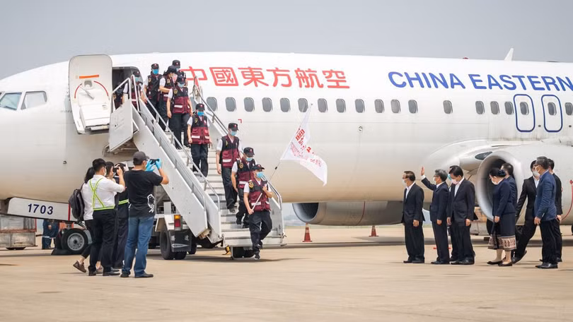 Sau khi kiểm soát được dịch trong nước, Trung Quốc đã cử các đoàn công tác tới hỗ trợ các nước nhưng bị cho rằng lợi dụng chống dịch để tuyên truyền (Ảnh: Đa Chiều). Sau khi kiểm soát được dịch trong nước, Trung Quốc đã cử các đoàn công tác tới hỗ trợ các nước nhưng bị cho rằng lợi dụng chống dịch để tuyên truyền (Ảnh: Đa Chiều).