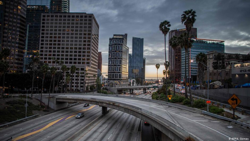 Đường cao tốc 110 ở Los Angeles vắng vẻ sau khi thực thi lệnh đóng cửa (Ảnh: AFP). Đường cao tốc 110 ở Los Angeles vắng vẻ sau khi thực thi lệnh đóng cửa (Ảnh: AFP).