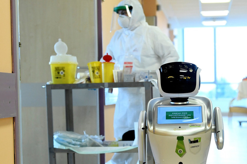 Y tá và y tá robot sát cánh với nhau chiến đấu chống virus Corona mới (Ảnh: Reuters).