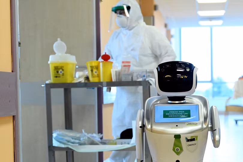 Y tá và y tá robot sát cánh với nhau chiến đấu chống virus Corona mới (Ảnh: Reuters). Y tá và y tá robot sát cánh với nhau chiến đấu chống virus Corona mới (Ảnh: Reuters).