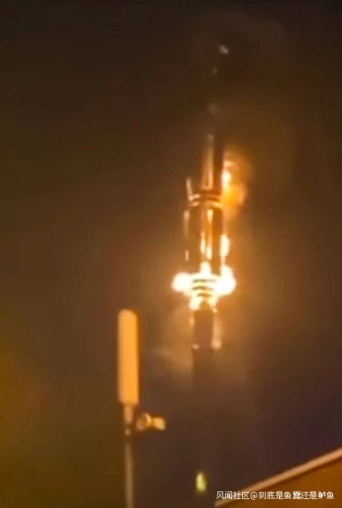 Một cột phát tín hiệu viễn thông bị đốt (Ảnh Guancha)