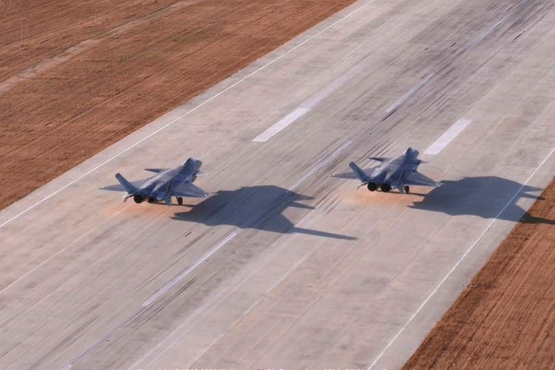 2 máy bay tiêm kích tàng hình J-20 được triển khai tới sân bay Hòa Điền, Tân Cương (Ảnh: Đa Chiều).