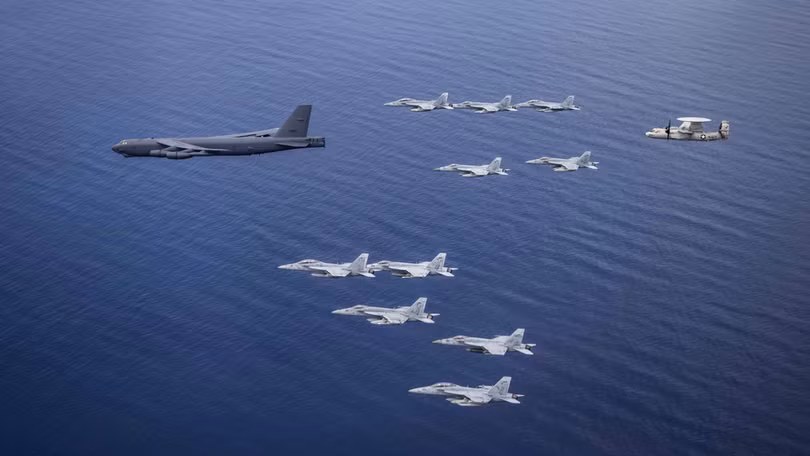Hôm 11.7, các máy bay trên hai tàu sân bay Nimitz và Ronald Reagan diễn tập chung với máy bay ném bom chiến lược B-52 cất cánh từ nội địa Mỹ tới tham gia (Ảnh: US Navy).