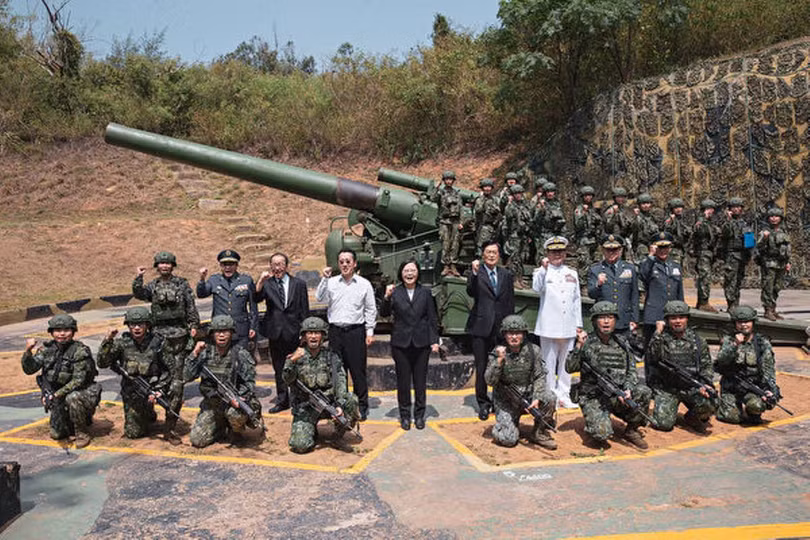 Bà Thái Anh Văn thị sát một trận địa pháo binh ở Kim Môn hôm 23/8 (Ảnh: China Times).