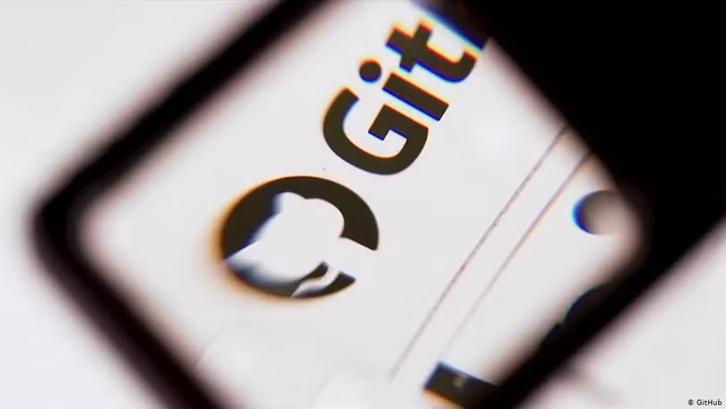 Trung Quốc đang nỗ lực khuyến khích phát triển mã nguồn bản địa để thay thế cho sản phẩm của GifHub (Ảnh: Deutsche Welle). Trung Quốc đang nỗ lực khuyến khích phát triển mã nguồn bản địa để thay thế cho sản phẩm của GifHub (Ảnh: Deutsche Welle).