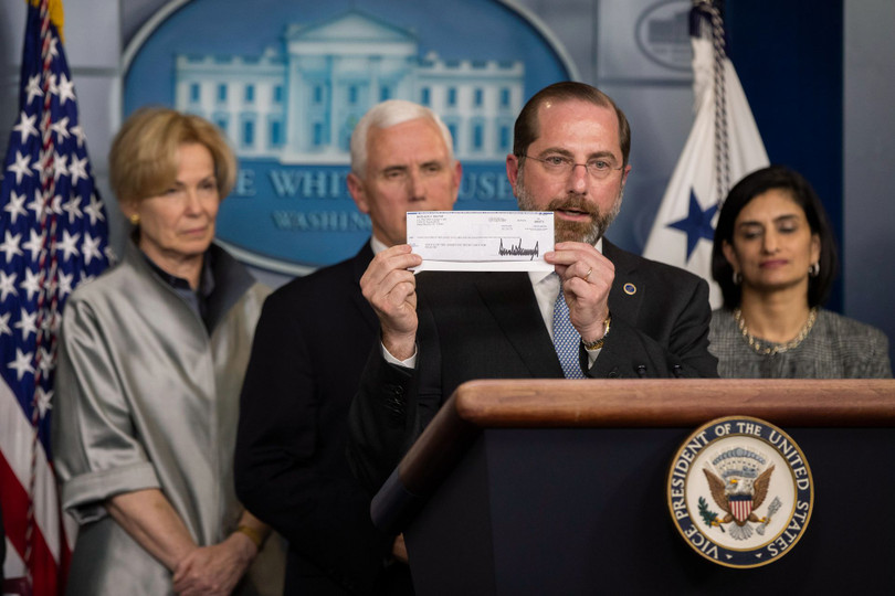 Ông Azar tại Nhà Trắng với tấm chi phiếu của Tổng thống Donald Trump trao để sử dụng cho việc phòng chống COVID-19 (Ảnh: AP). Ông Azar tại Nhà Trắng với tấm chi phiếu của Tổng thống Donald Trump trao để sử dụng cho việc phòng chống COVID-19 (Ảnh: AP).