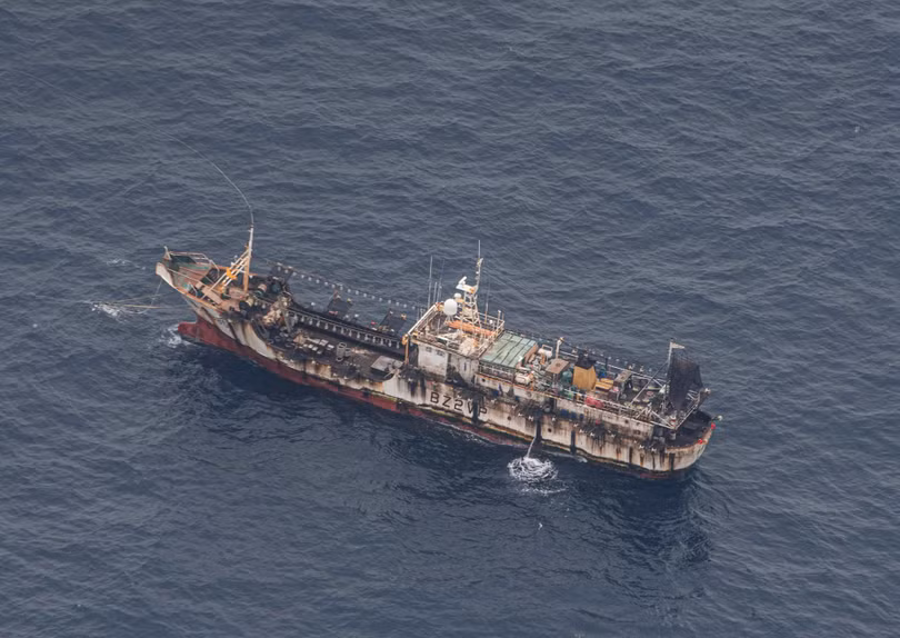 Tàu cánh cá Trung Quốc xâm phạm vùng đặc quyền kinh tế Ecuador (Ảnh: Reuters).