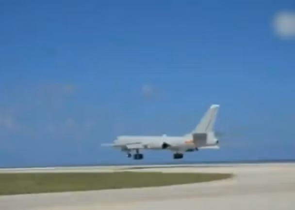 Hình ảnh về cú "chạm đất và rời đi" của máy bay ném bom H-6 tại Phú Lâm tháng 5/2018 (Ảnh: Đông Phương).