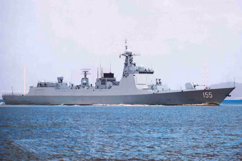 Tàu khu trục tên lửa Type 052C Nam Kinh (155) bám đuôi giám sát tàu USS Mustin hôm 18/8 (Ảnh: Đa Chiều). Tàu khu trục tên lửa Type 052C Nam Kinh (155) bám đuôi giám sát tàu USS Mustin hôm 18/8 (Ảnh: Đa Chiều).