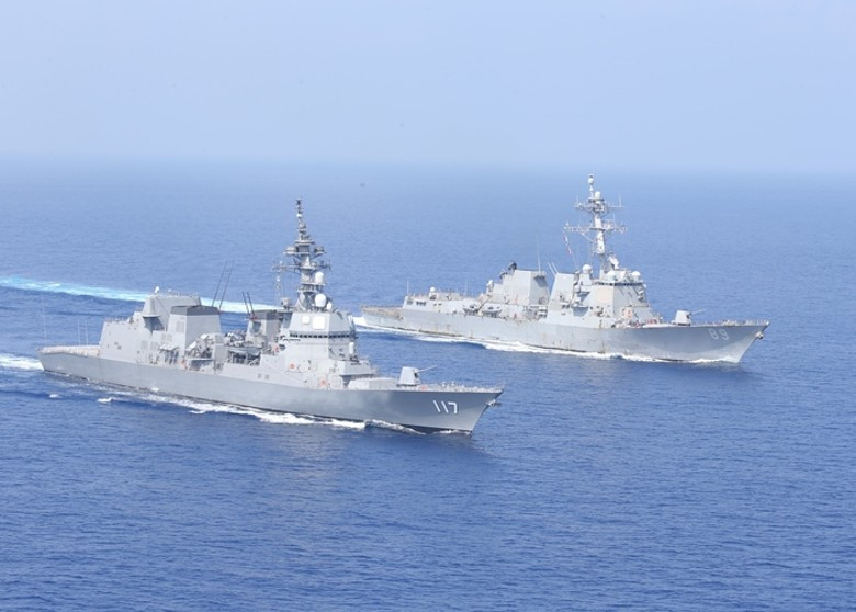 Tàu khu trục Mỹ và Nhật Bản tập trận trên biển Hoa Đông hôm 18/8 (Ảnh: Đông Phương).