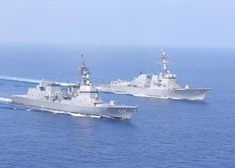 Tàu khu trục Mỹ và Nhật Bản tập trận trên biển Hoa Đông hôm 18/8 (Ảnh: Đông Phương).