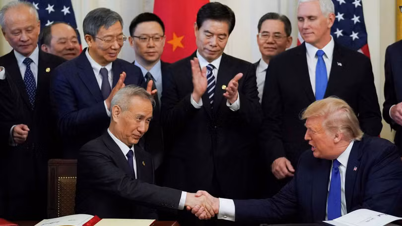 Ngày 15/1/2020 tại Nhà Trắng, Tổng thống Donald Trump bắt tay Phó Thủ tướng Trung Quốc Lưu Hạc sau khi hai bên kí Hiệp định thương mại giai đoạn đầu, chấm dứt Chiến tranh Thương mại (Ảnh: Reuters).