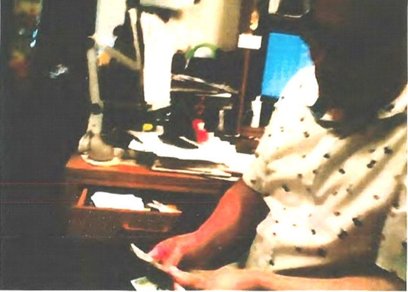 Mã Ngọc Thanh đếm tiền sau khi nhận 50 ngàn USD từ quan chức tình báo Trung Quốc (Ảnh: Đông Phương). Mã Ngọc Thanh đếm tiền sau khi nhận 50 ngàn USD từ quan chức tình báo Trung Quốc (Ảnh: Đông Phương).