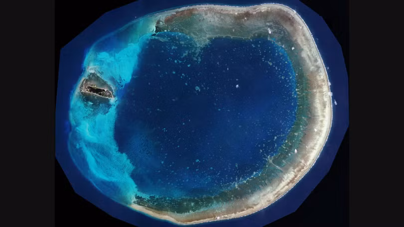 Quần đảo Đông Sa với đảo Đông Sa (trái) nhìn từ vệ tinh (Ảnh: njepr.com). Quần đảo Đông Sa với đảo Đông Sa (trái) nhìn từ vệ tinh (Ảnh: njepr.com).