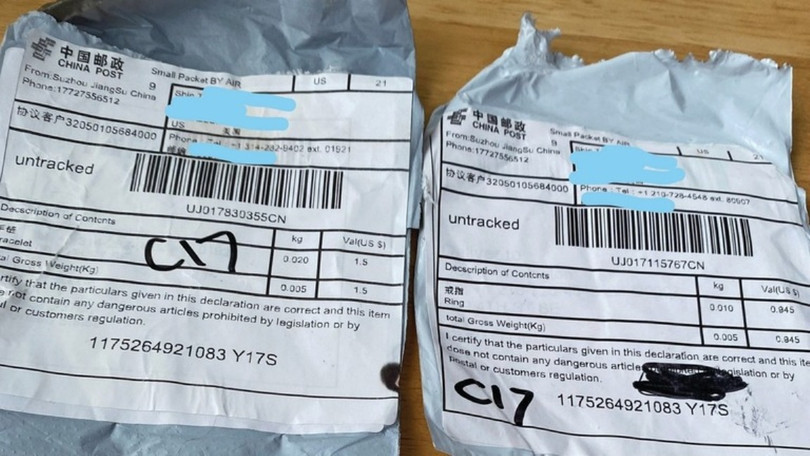 Phiếu gửi hàng đều ghi "Bưu chính Trung Quốc", nhưng phía Trung Quốc nói đây là nhãn giả (Ảnh Hket). Phiếu gửi hàng đều ghi "Bưu chính Trung Quốc", nhưng phía Trung Quốc nói đây là nhãn giả (Ảnh Hket).