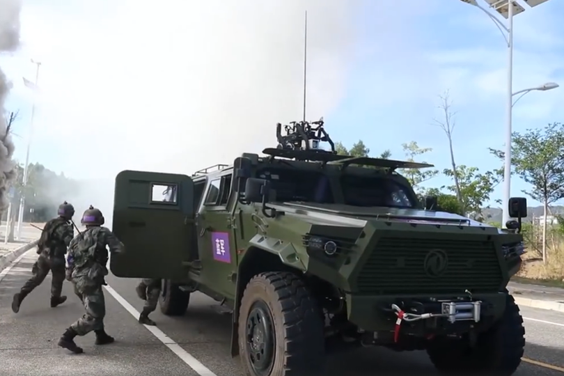 Lính Trung Quốc diễn tập chiến đấu trên đường phố sau khi đổ bộ đường biển (Ảnh: CCTV).