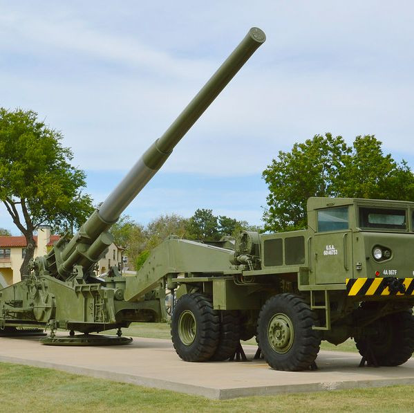 Siêu pháo chiến lược tầm xa được kéo bằng xe tải quân sự (Ảnh: news.qq.com).