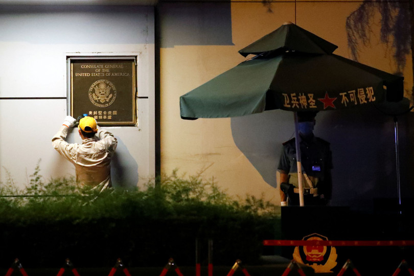 Nhân viên Trung Quốc gỡ biển Lãnh sự quán Mỹ tại Thành Đô (Ảnh: Đa Chiều). Nhân viên Trung Quốc gỡ biển Lãnh sự quán Mỹ tại Thành Đô (Ảnh: Đa Chiều).