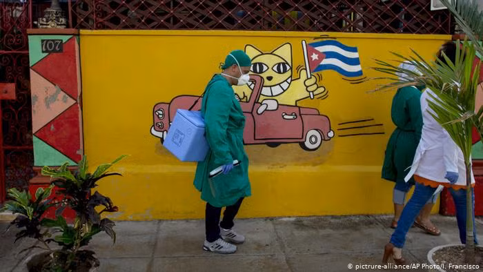 Cuba có ngành công nghệ sinh học phát triển và các phòng thí nghiệm mạnh (Ảnh: Deutsche Welle)